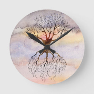 Baum gegen den Himmel Runde Wanduhr