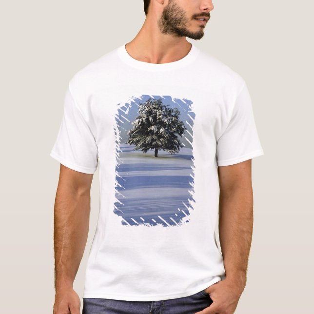 Baum im Schnee umfaßte Landschaft T-Shirt (Vorderseite)