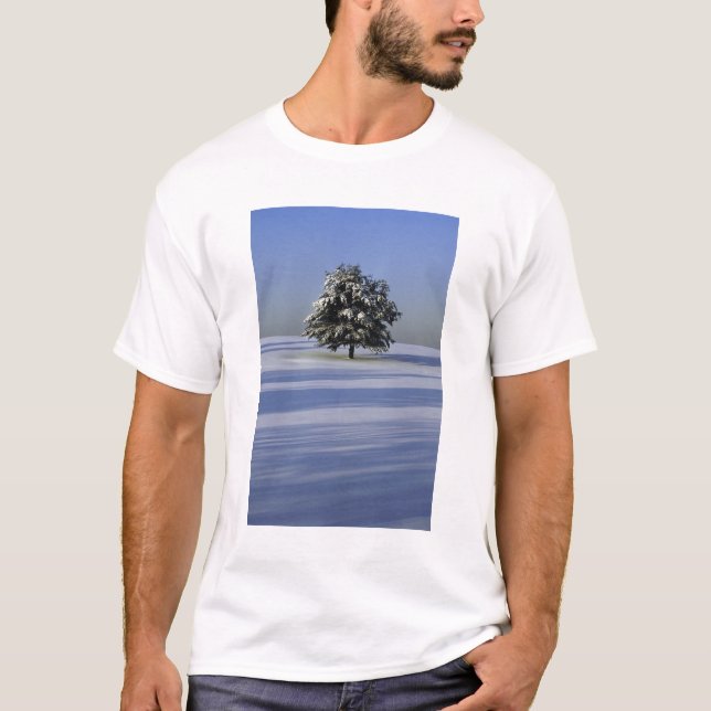 Baum im Schnee umfaßte Landschaft T-Shirt (Vorderseite)