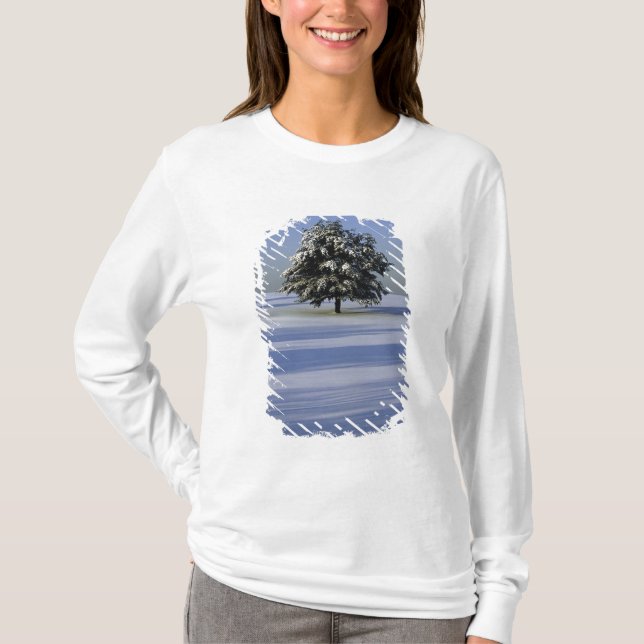 Baum im Schnee umfaßte Landschaft T-Shirt (Vorderseite)
