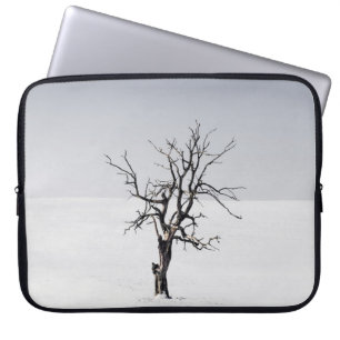BAUM OHNE BLÄTTER IN DER MITTE VON SCHNEE LAPTOPSCHUTZHÜLLE
