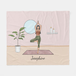 Baum-Pose Yoga Vrikshasana Frau mit individuellem  Fleecedecke