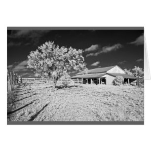 Baum, Scheune und Zaun