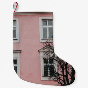 BAUM VOR DEM PINKEN GEBÄUDE KLEINER WEIHNACHTSSTRUMPF
