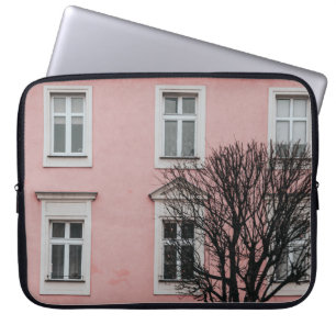 BAUM VOR DEM PINKEN GEBÄUDE LAPTOPSCHUTZHÜLLE