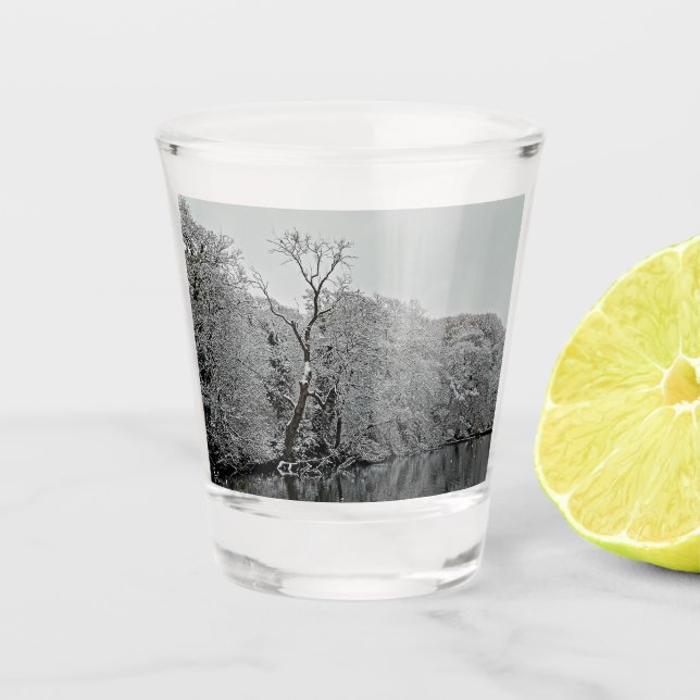 Bäume am Wasser Schnapsglas (Vorderseite)