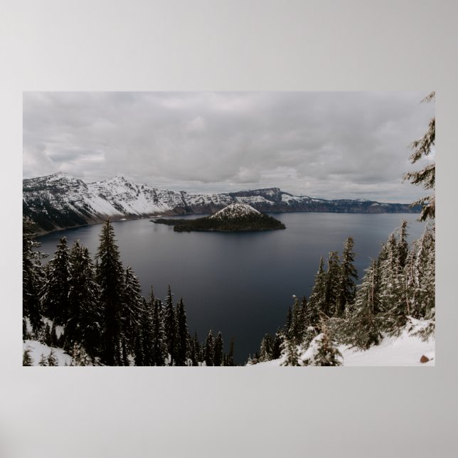 BÄUME AUF SCHNEE ÜBERDECKTE BERGE IN DER NÄHE DES  POSTER (Vorne)