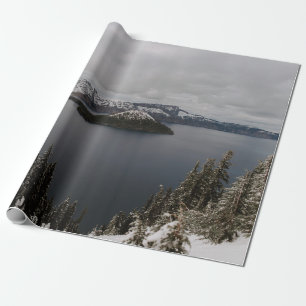BÄUME AUF SCHNEEBEDECKTEM BERG IN DER NÄHE EINES G GESCHENKPAPIER