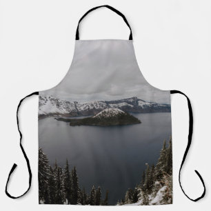 BÄUME AUF SCHNEEBEDECKTEM BERG IN DER NÄHE EINES G SCHÜRZE
