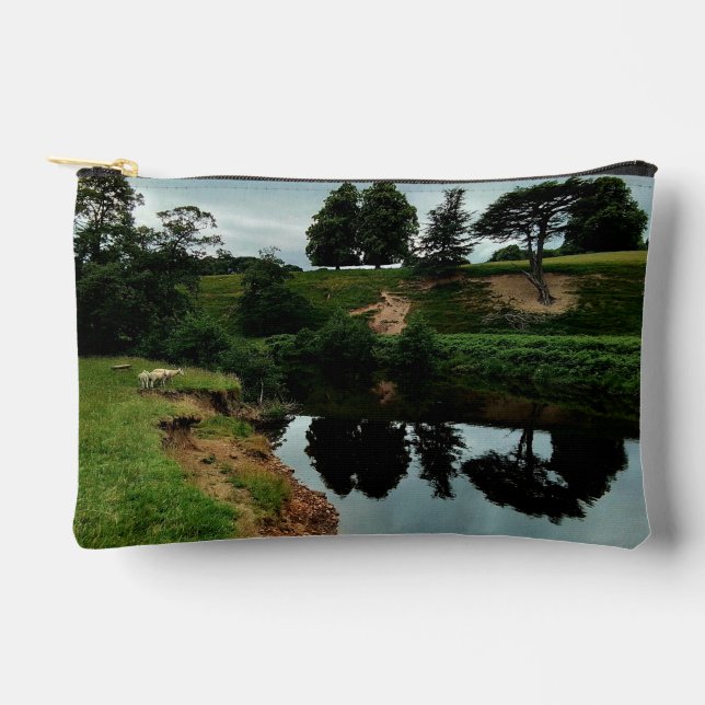 Bäume, die im Wasser reflektieren, im Chatsworth Zubehörtasche (Vorderseite)