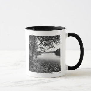 Bäume durch Fluss B&W Tasse