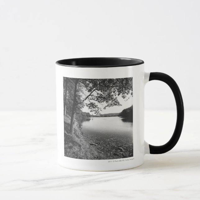 Bäume durch Fluss B&W Tasse (Rechts)