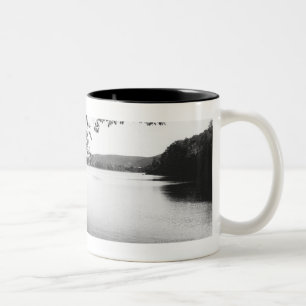 Bäume durch Fluss B&W Zweifarbige Tasse