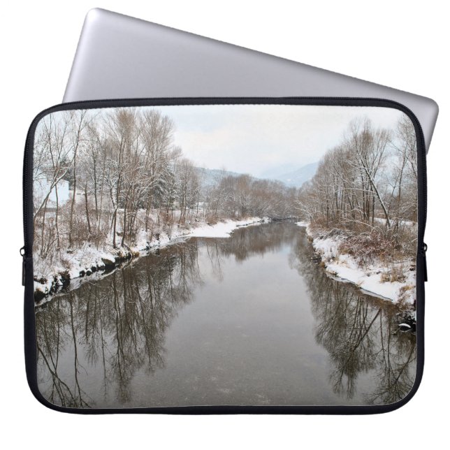 Bäume im Fluss Laptopschutzhülle (Vorderseite)