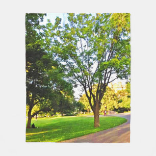 Bäume im Ottawa Park. Jetzt kaufen Fleecedecke