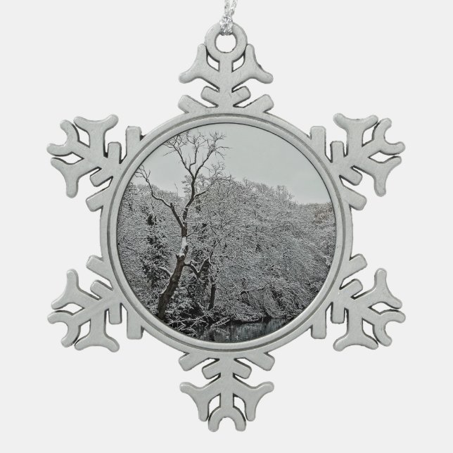 Bäume im Wasser Schneeflocken Zinn-Ornament (Vorderseite)