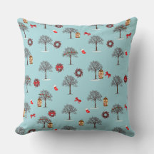 Bäume im Winter und Weihnachtsdekorationen