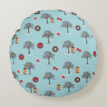 Bäume im Winter und Weihnachtsdekorationen