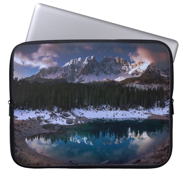 BÄUME IN DER NÄHE DES BERGS LAPTOPSCHUTZHÜLLE (Vorderseite)