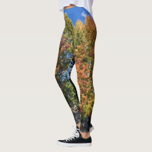 Bäume in Herbstfarben auf den Beinen für alle zum Leggings