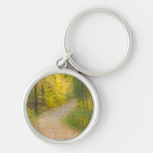 Bäume in Herbstfarben und mit Blättern bedeckter W Schlüsselanhänger