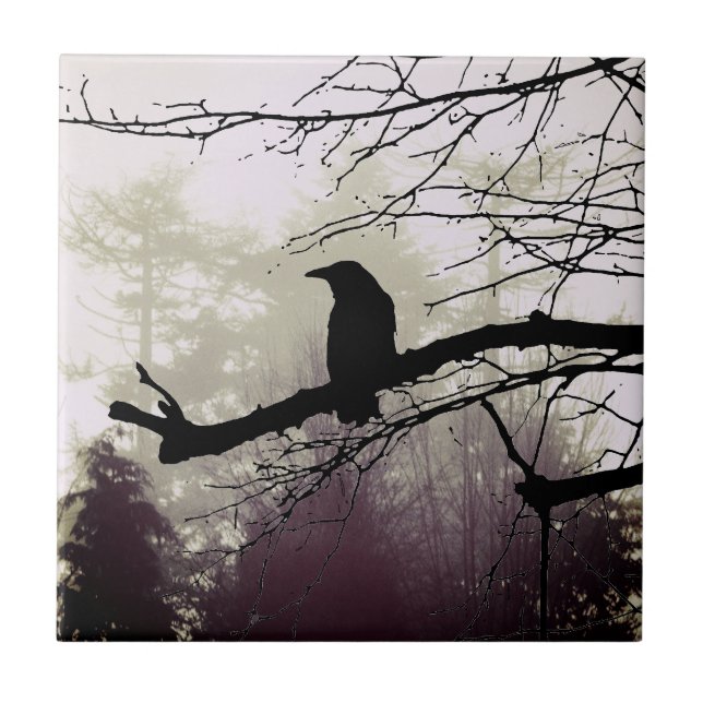 Bäume in Nebel mit einer Raven-Keramik-Tile Fliese (Vorderseite)