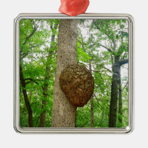 Bäume mit großem beiliegendem silbernes ornament