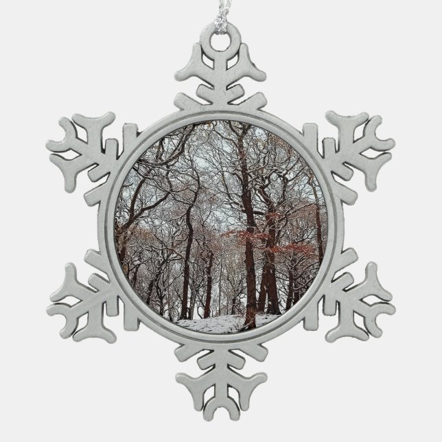 Bäume, mit orangefarbenen Blätter, im Schnee Schneeflocken Zinn-Ornament (Vorderseite)