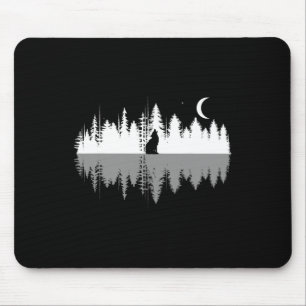 Bäume reflektieren Wolf Howling im Vollmondwald Mousepad