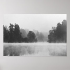 Bäume verschwinden im Nebel des Morgens über dem S Poster