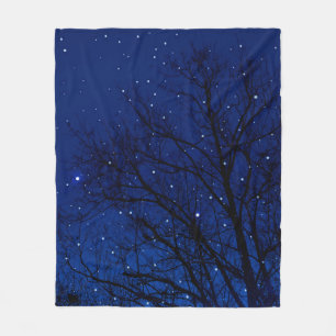 Bäume vor Sternenhimmel-Hintergrund. Bäume in der  Fleecedecke