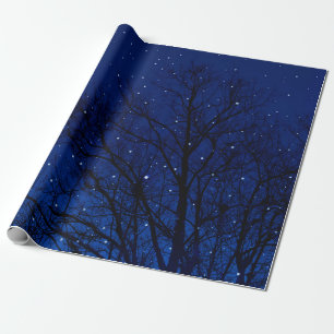 Bäume vor sternklarem Himmel. Bäume in der Nacht Geschenkpapier