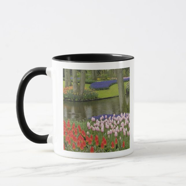 Baumuster von Tulpen und Blume von Traubentrester, Tasse (Links)