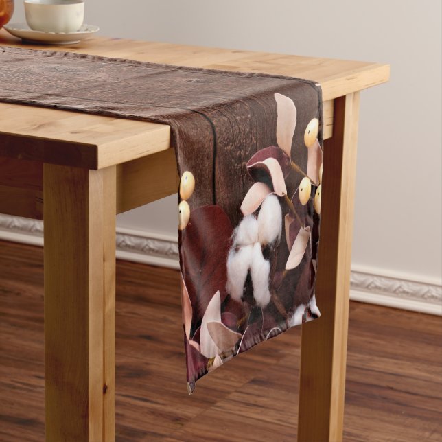 Baumwollzweig am Tisch auf der Dunkelholz-Stammzah Kurzer Tischläufer (Beispiel)