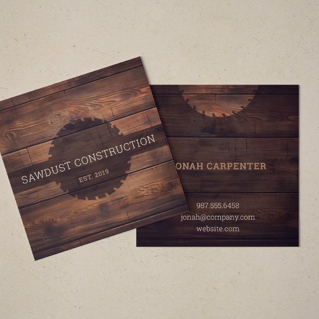 Bauschreiner Holz Dunkles rustikales Holz Quadratische Visitenkarte (Dark wood timber square business cards with saw design for construction, builders and carpenters.)