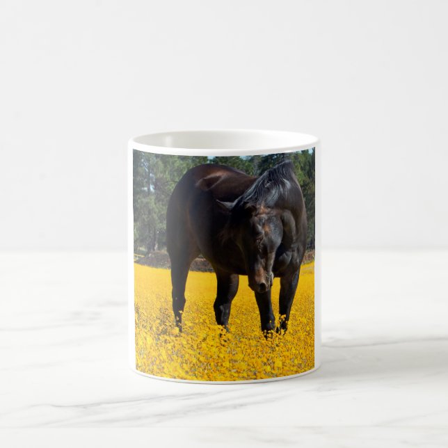 Bay Horse in einem Feld gelber Blumen Kaffeetasse (Mittel)