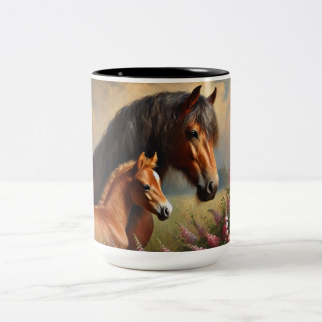 Bay Mare mit Foal-Wildblumen Zweifarbige Tasse (Mittel)