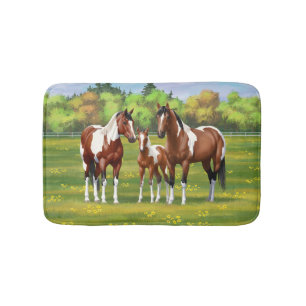Bay Pinto Paint Quarter Pferde im Sommer Weide Badematte