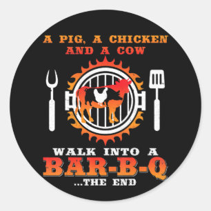 BBQ   Ein Schwein und ein Huhn laufen in eine Bar  Runder Aufkleber