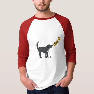 BD, lustiger Hund, der das Trompete-Shirt spielt T-Shirt