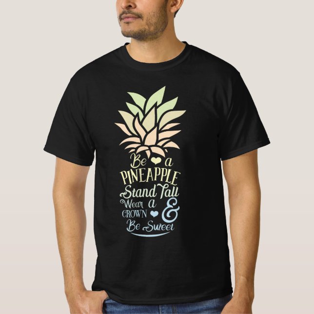 Be a Pineapple Stand, Tall Wear a Crown and Be Swe T-Shirt (Vorderseite)