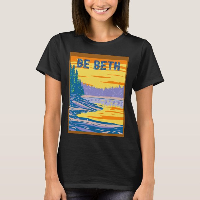 BE BETH YELLOWSTONE IN THE BACKGROUND T-Shirt (Vorderseite)