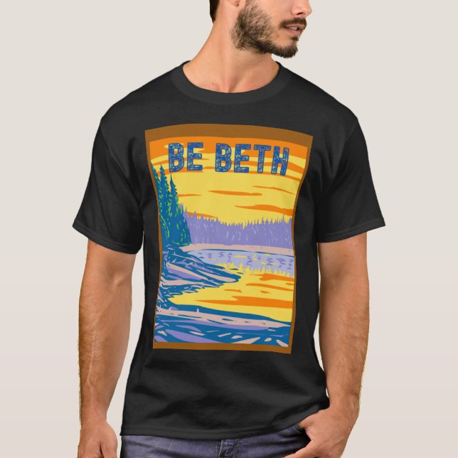 BE BETH YELLOWSTONE IN THE BACKGROUND T-Shirt (Vorderseite)