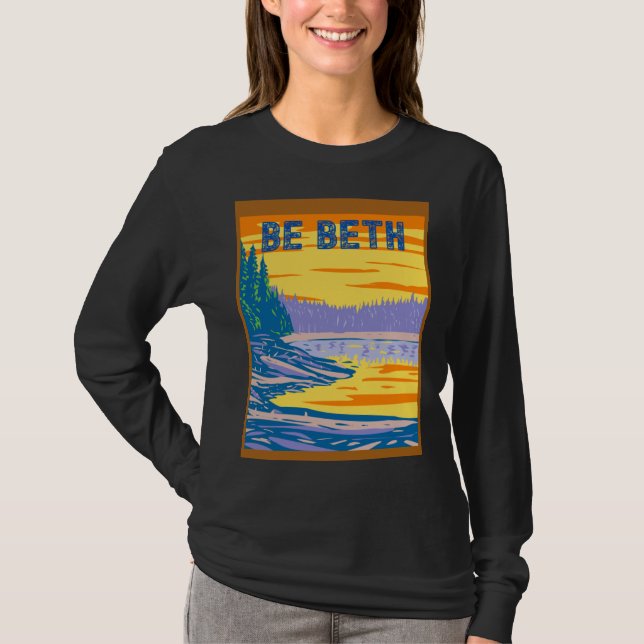BE BETH YELLOWSTONE IN THE BACKGROUND T-Shirt (Vorderseite)