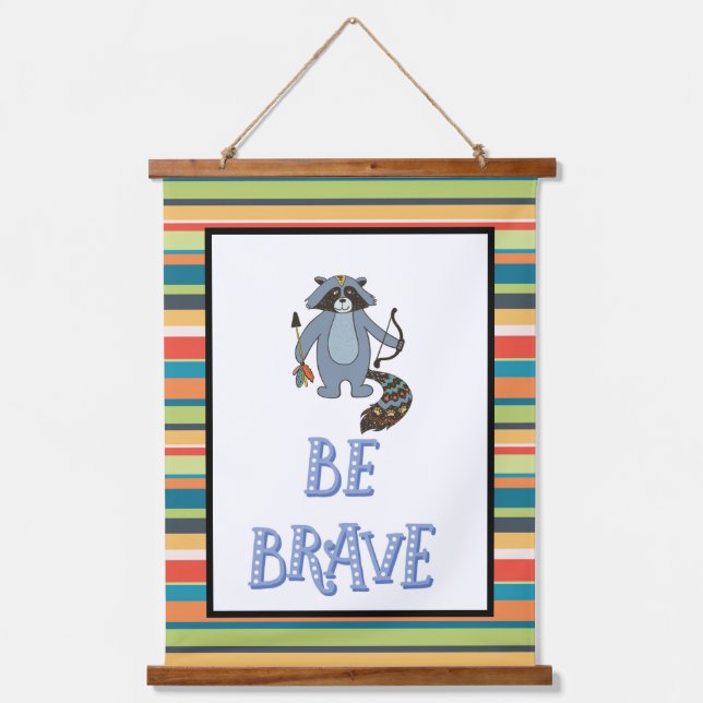 Be Brave Boho Raccoon Kinderzimmer Art Wandteppich Mit Holzrahmen (Vorderseite)