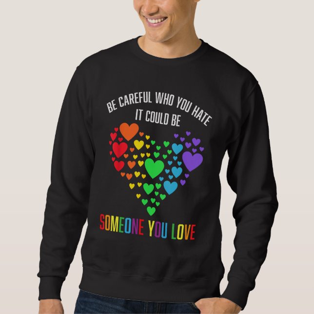 BE CAREFUL WHO YOU HATE IT COULD BE SOMEONE YOU LO SWEATSHIRT (Vorderseite)
