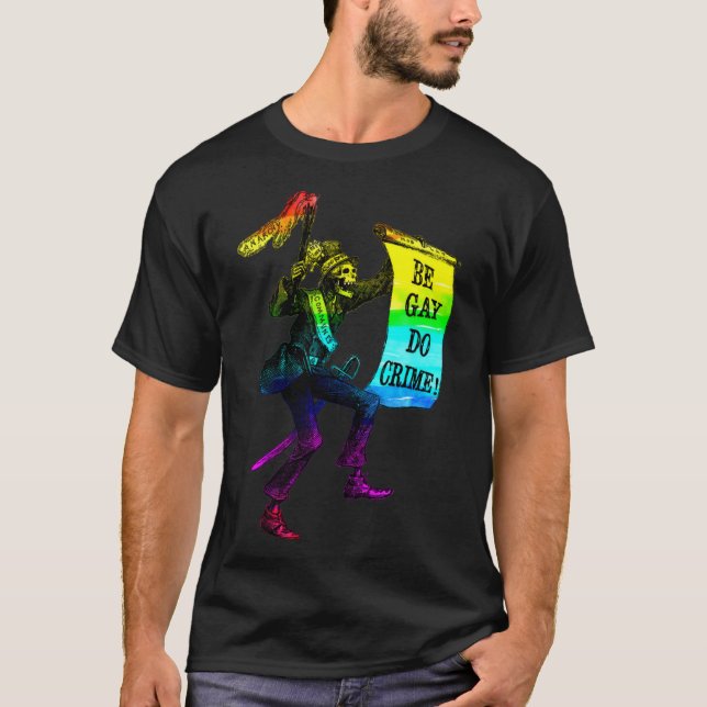 Be Gay Do Crime Rainbow Flag LGBTQ Meme T-Shirt (Vorderseite)