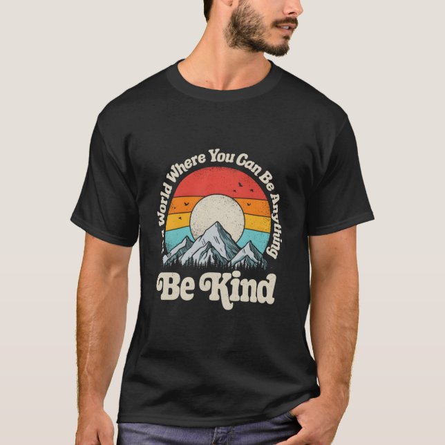 Be Kind In A World Where You Can Be Anything Kindn T-Shirt (Vorderseite)