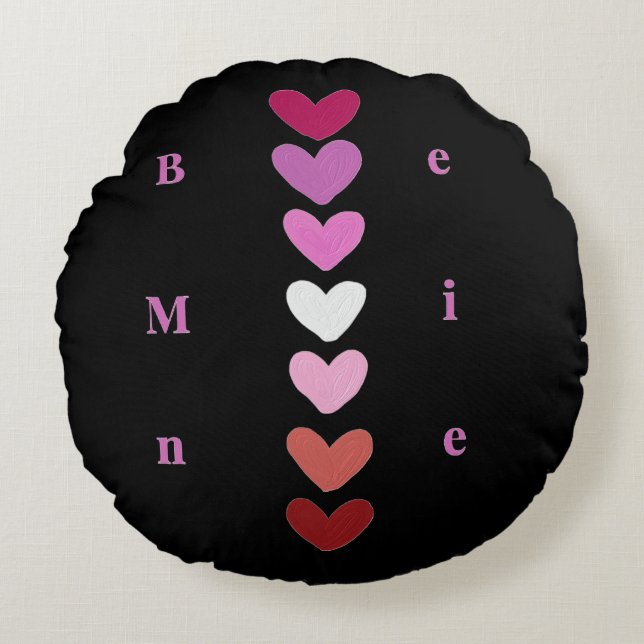 Be Mine Minimal Heart Stack Valentine T-Shirt Rundes Kissen (Vorderseite)