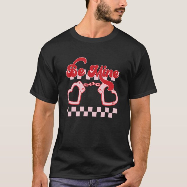 Be Mine Valentines Day Heart Handcuff Retro Love V T-Shirt (Vorderseite)